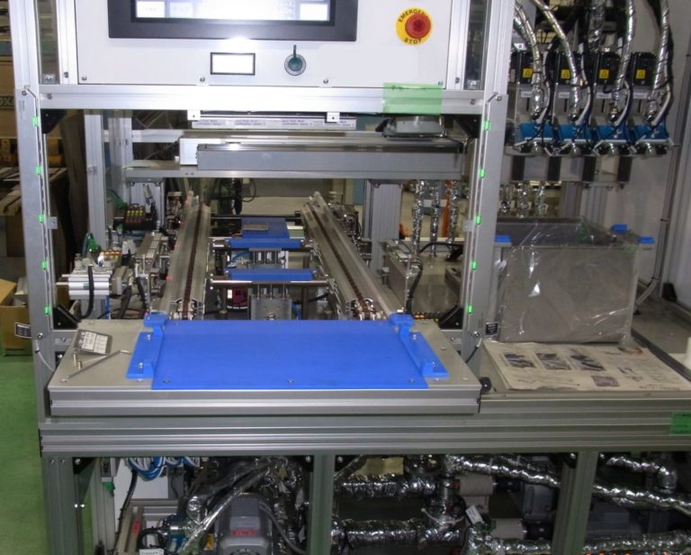 車載ECUへウレタン樹脂をインラインで自動注型する装置