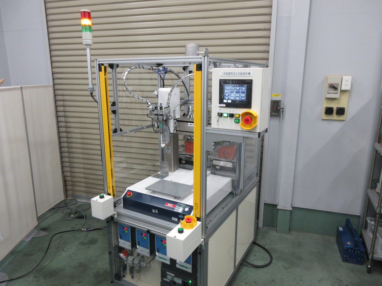 制御機器ケースへ2液UV接着剤を自動混合・塗布する卓上ロボット装置