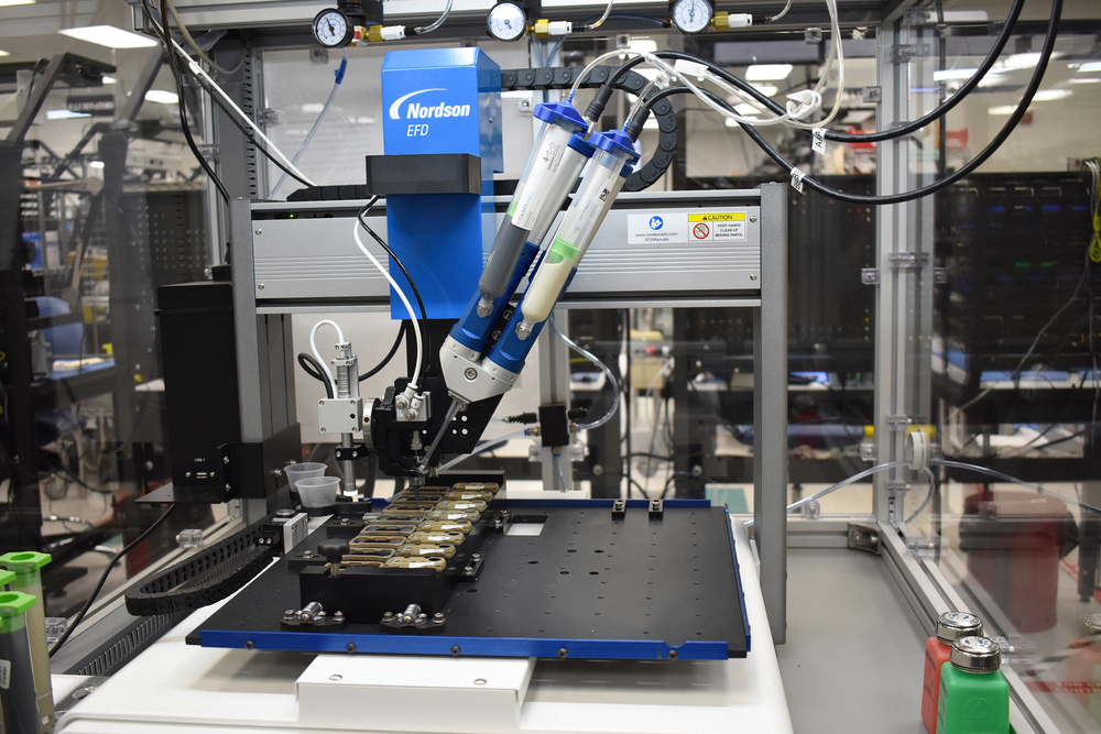 ノードソンの自動ディスペンス装置でエポキシ接着時間を短縮した事例