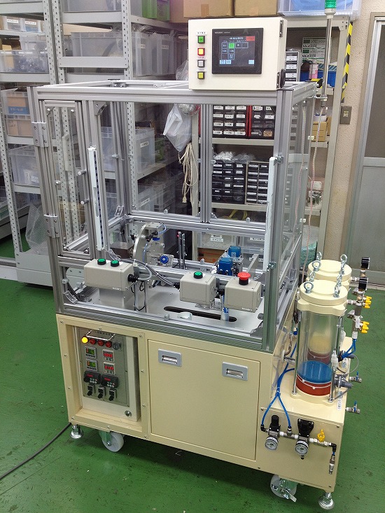 椀形状ワーク内側へ2液アクリルを均一吐出する自動装置の事例